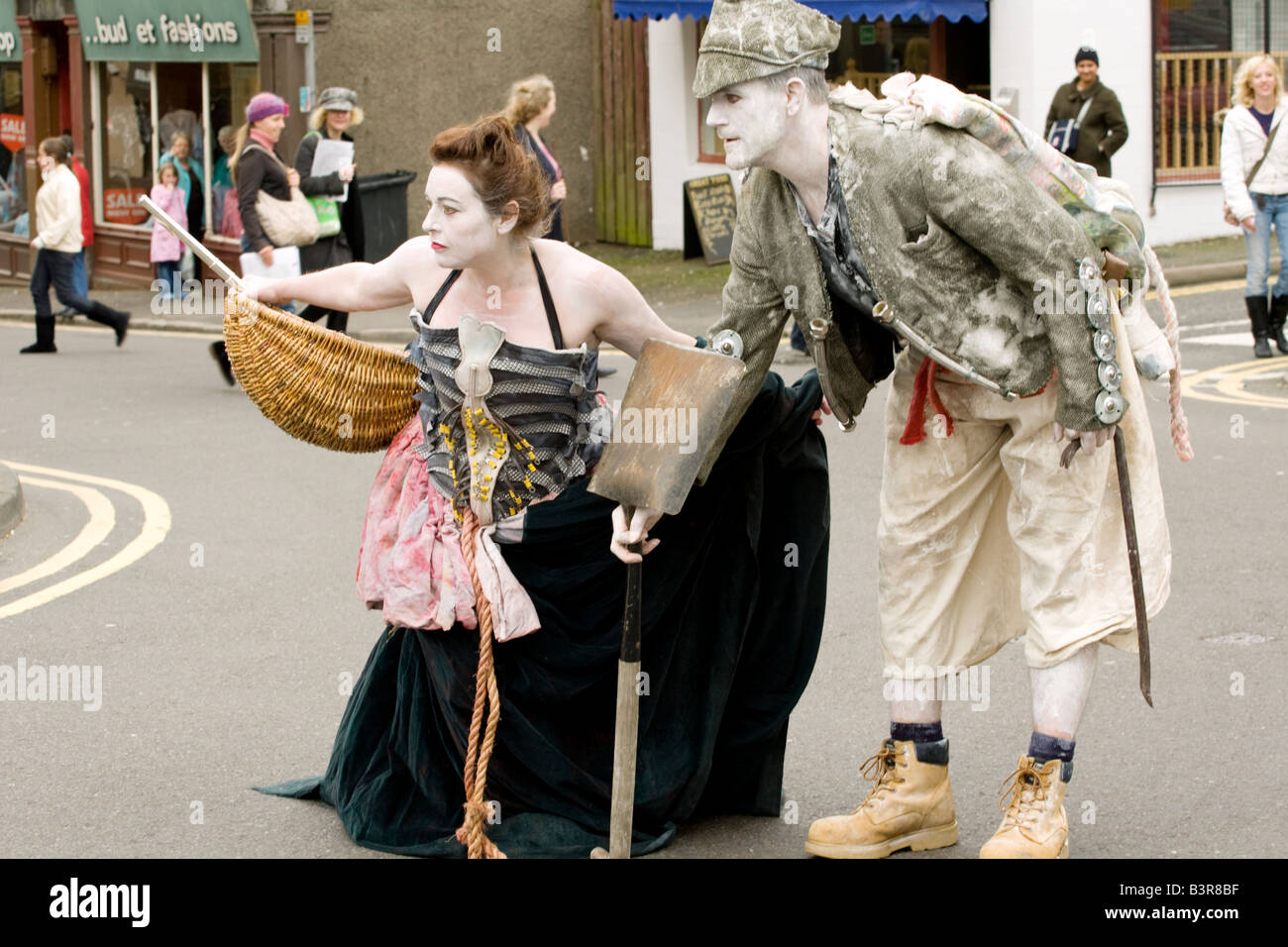 Gaelforce Arts Festival di teatro di strada esecutori di Dumfries guardare fuori per il traffico di attraversamento stradale il traffico di arresto Dumfries Regno Unito Foto Stock