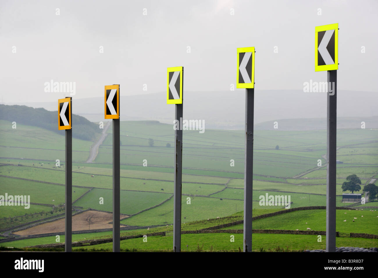 Una pericolosa mano sinistra piegare sulla A623 nei pressi del villaggio di foresta di picco nel Derbyshire Peak District UK Foto Stock