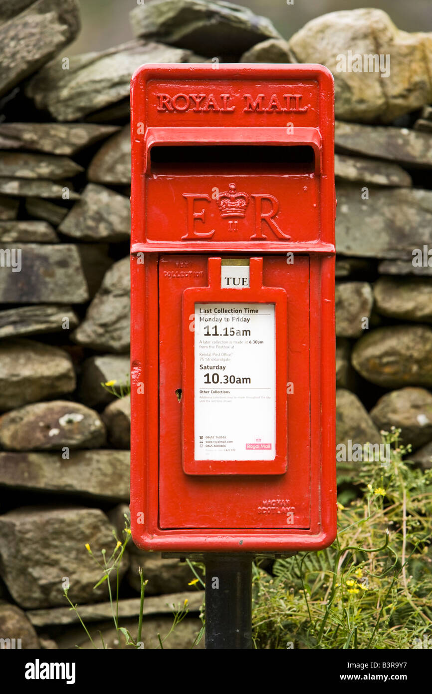 Tradizionale in rosso Royal Mail post letter box e pietre a secco parete in Inghilterra rurale REGNO UNITO Foto Stock