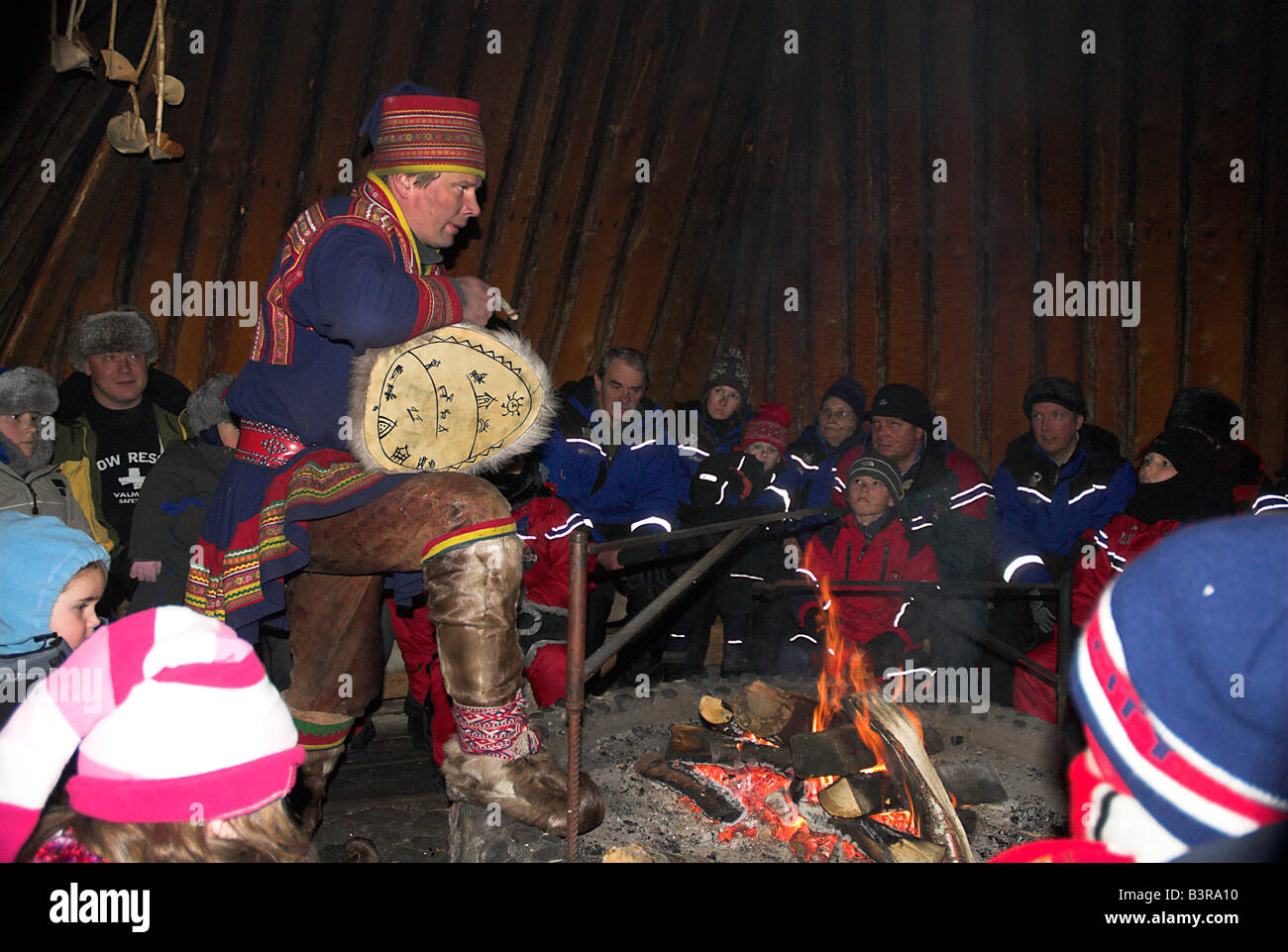 L uomo nel tradizionale abito Sami in Lapponia, Finlandia Foto Stock