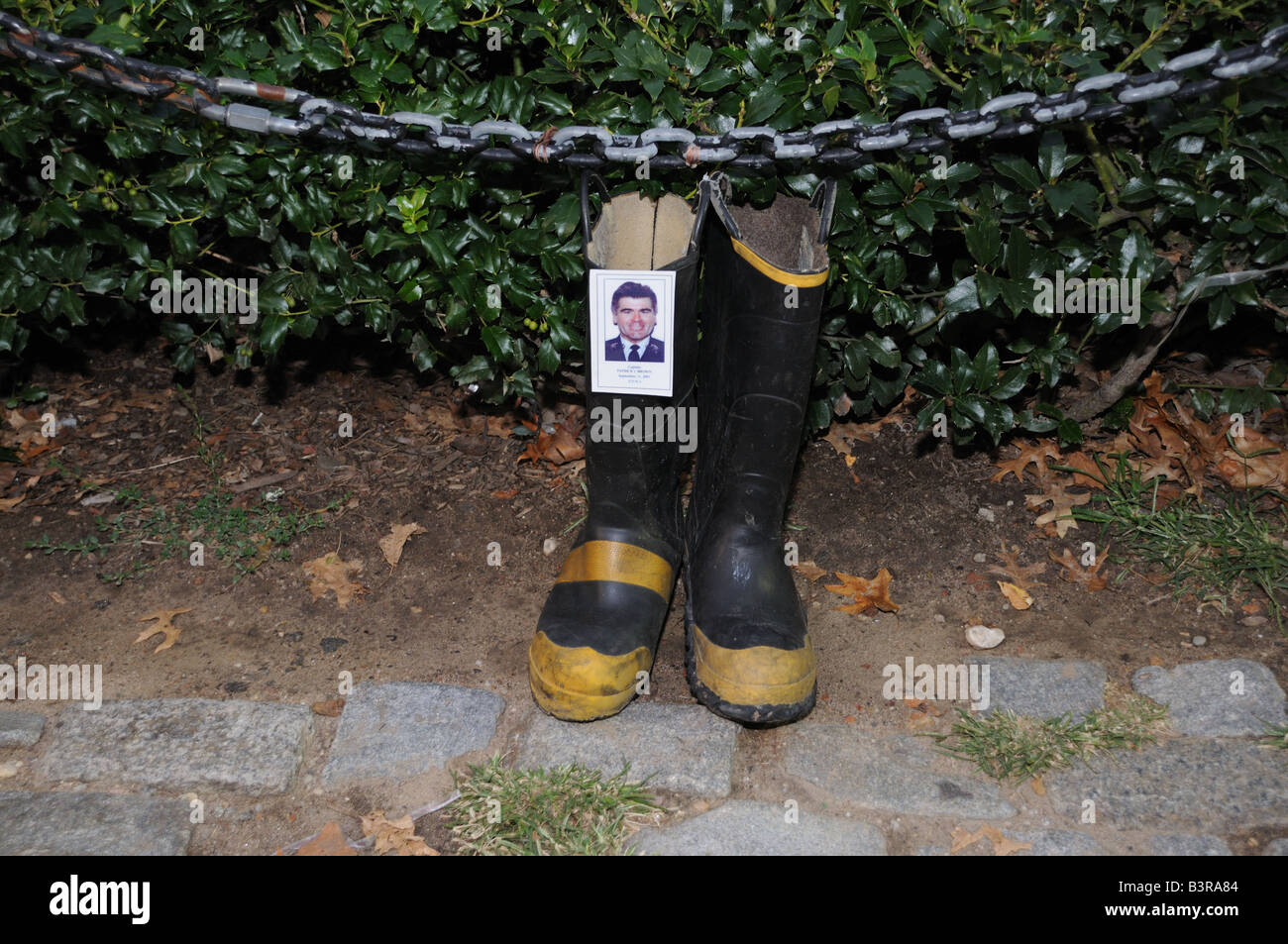Gli scarponi di un capitano a Vigili del Fuoco di New York che è stato ucciso durante il World Trade Center di attacco. Foto Stock