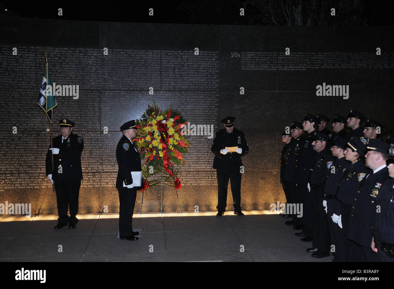 New York poliziotti a mezzanotte memoriale di servizio per le forze di polizia che sono morti durante il World Trade Center di attacco. Foto Stock