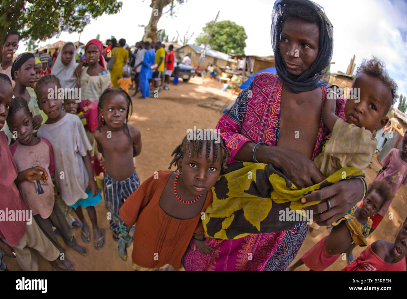 Wodaabe Fulani donna e bambini - nomadi dal Niger - in un villaggio nei pressi di Abuja, Nigeria, come visto attraverso una lente fisheye Foto Stock