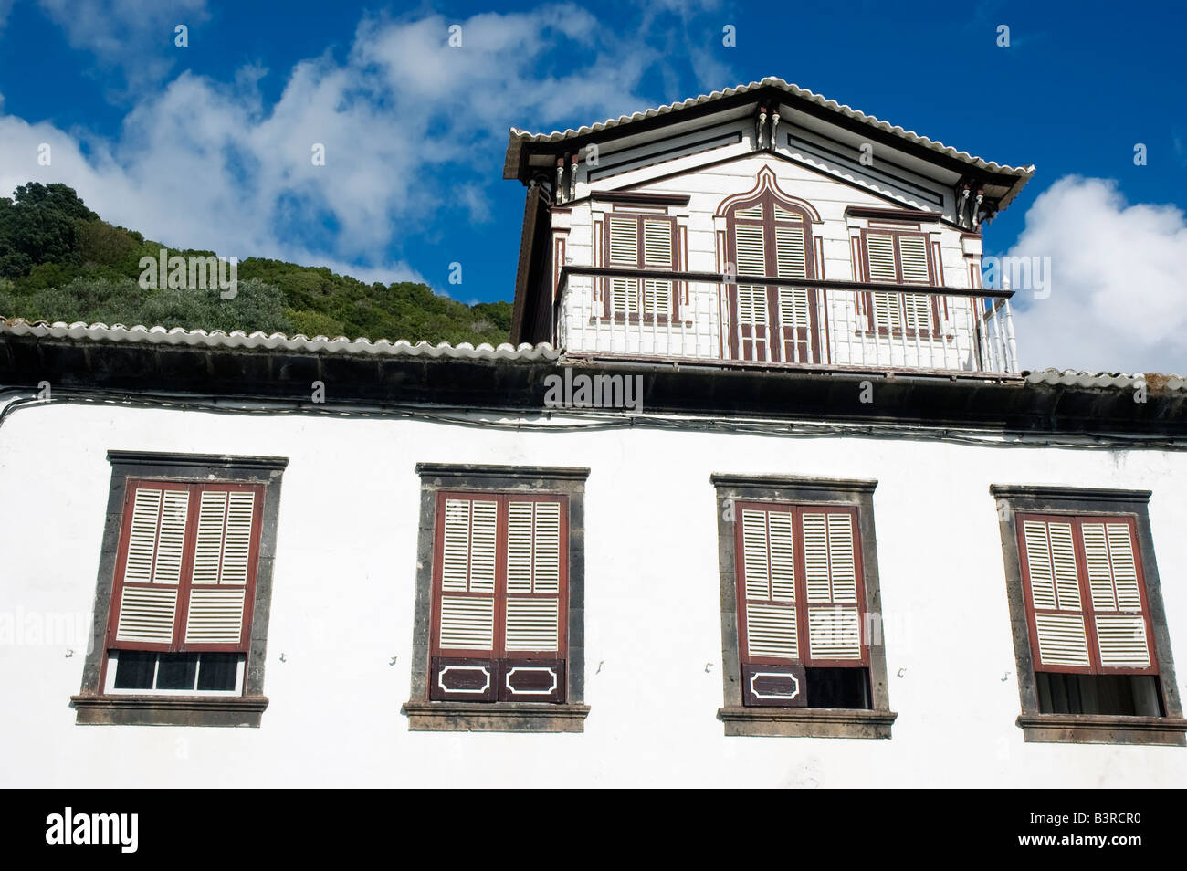 Tradizionale casa vecchia con jalousies e garret in Lages do Pico Azzorre Portogallo Foto Stock