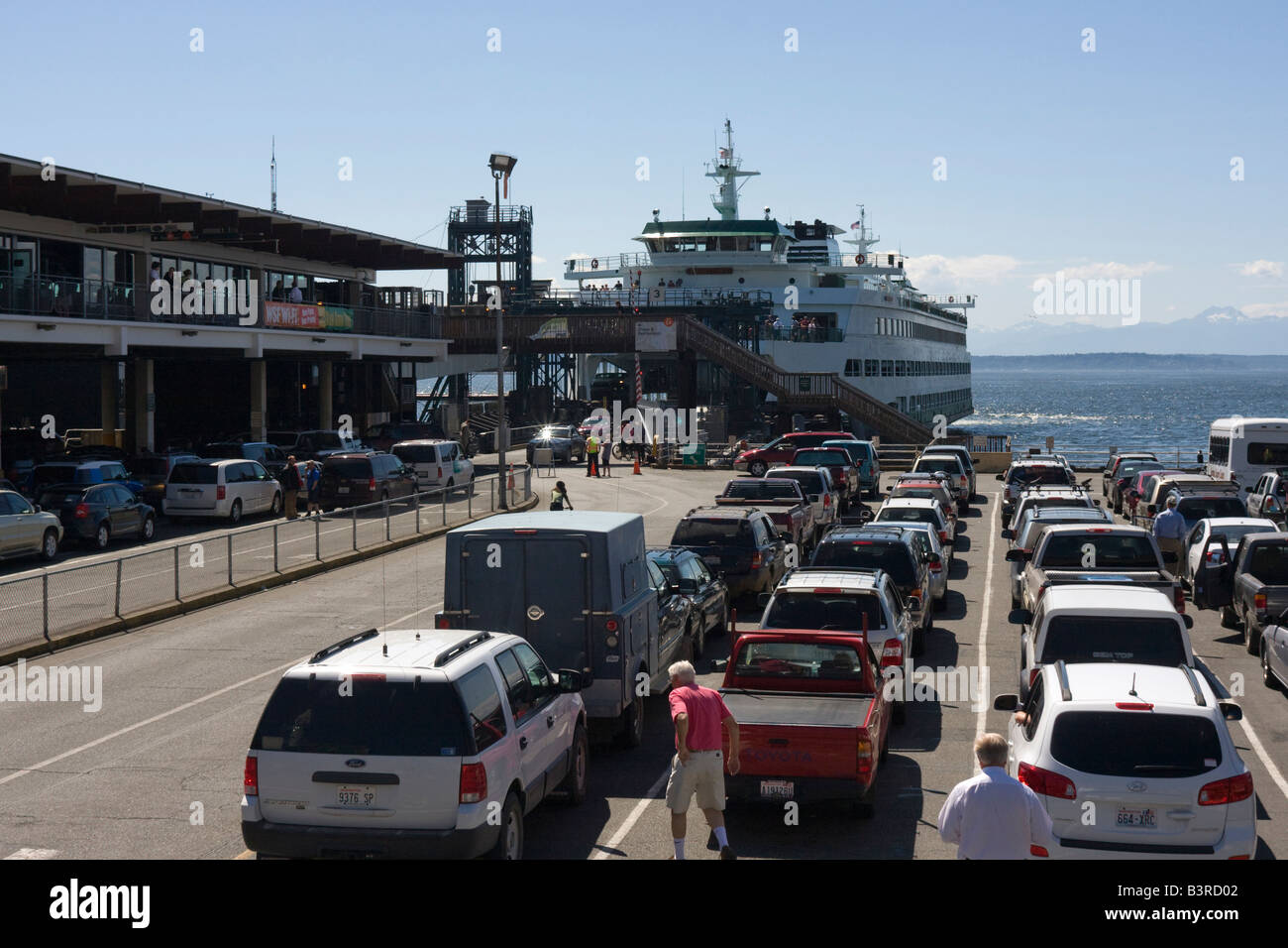 Automobili in attesa per Washington State ferry a Seattle Ferry Terminal Seattle WA USA piena auto park Foto Stock