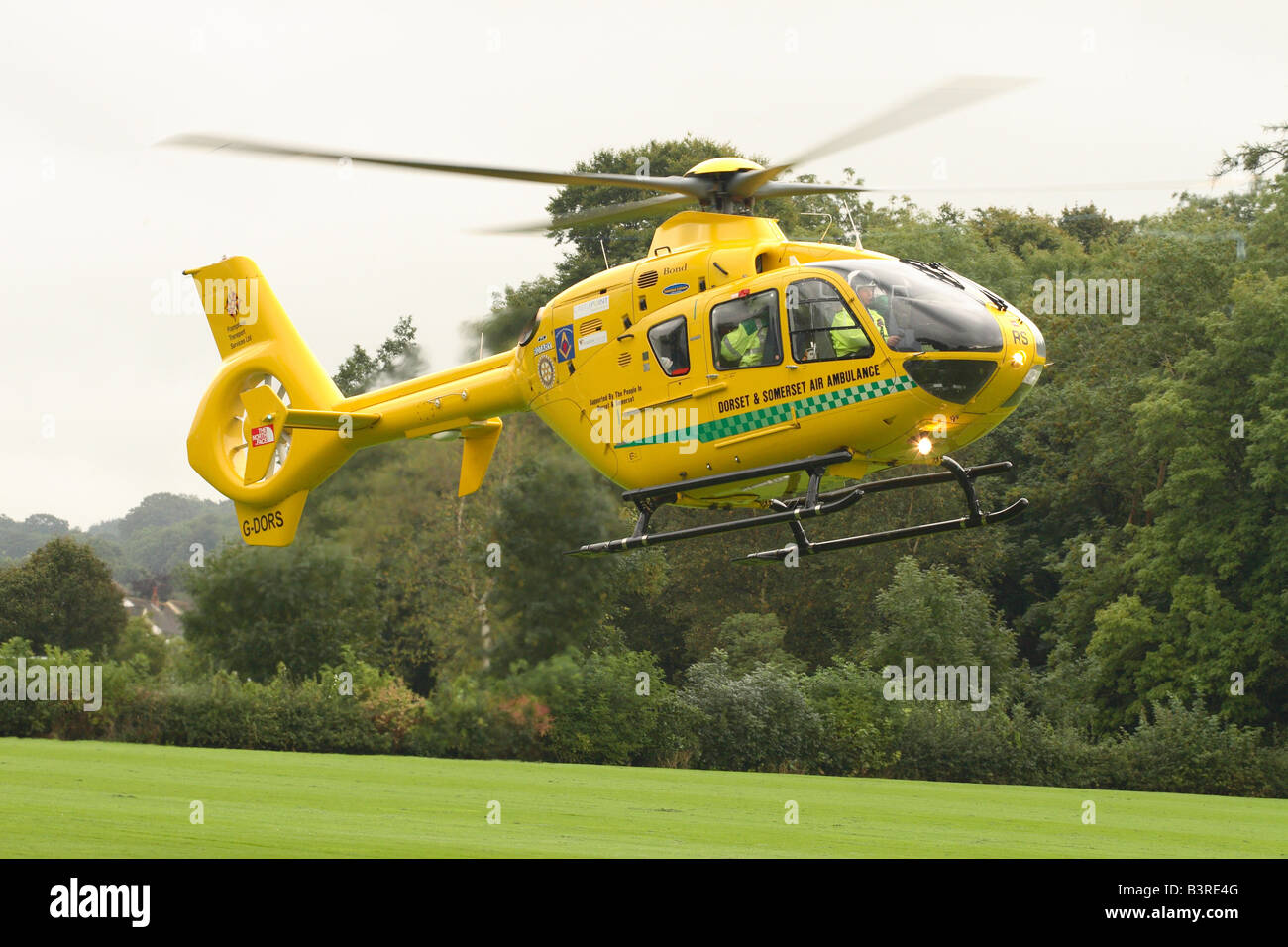 Air Ambulance Eurocopter EC 135 elicottero decollare battenti appartenenti a Dorset e Somerset Air Ambulance Foto Stock