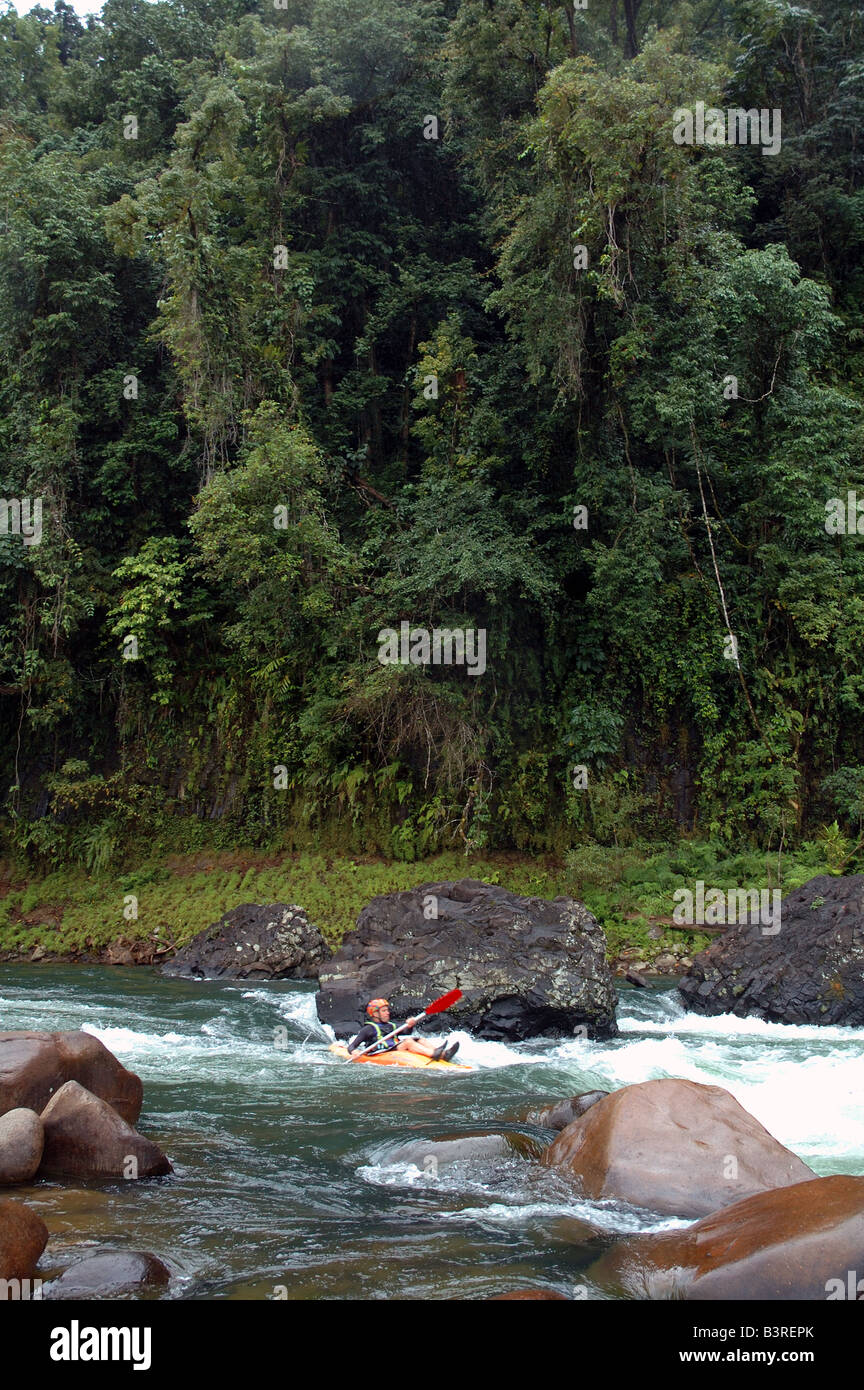 Kayaker negoziando rapide sul fiume Tully Tully Gorge National Park North Queensland Australia n. MR Foto Stock
