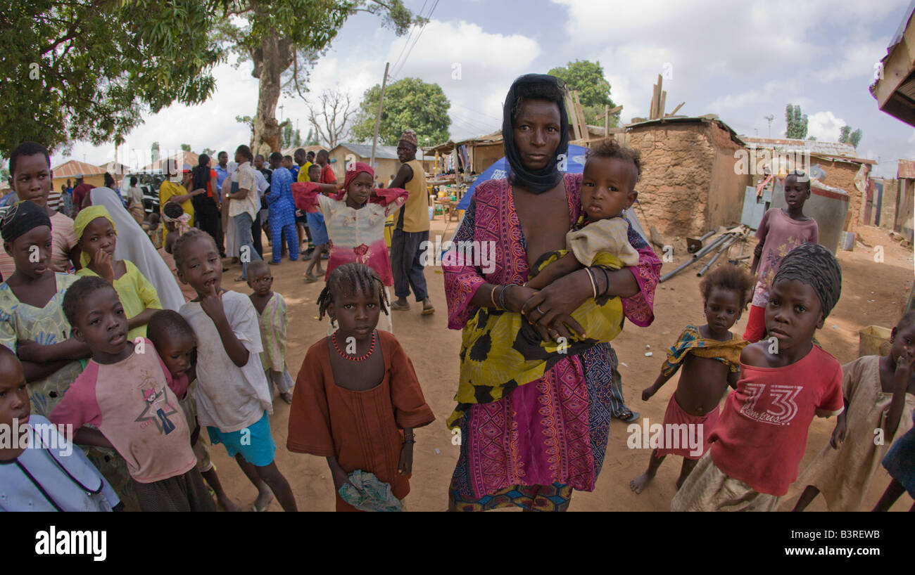 Wodaabe Fulani donna e bambini (portato e sinistra) dal Niger in un villaggio nei pressi di Abuja, Nigeria Foto Stock