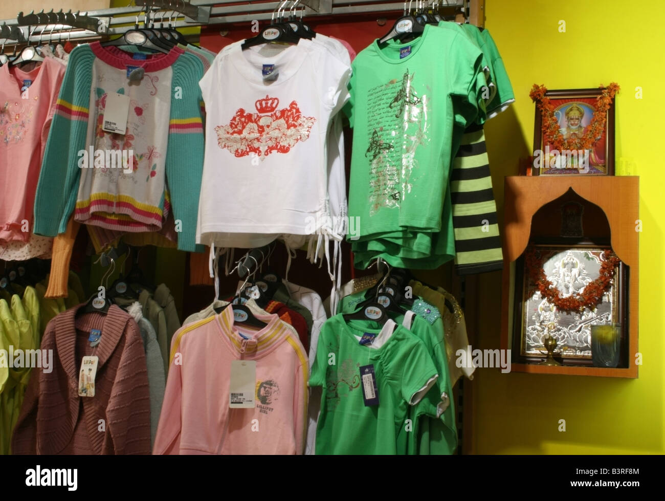 Hanuman piccolo santuario in un negozio di abbigliamento a Bangalore in India Foto Stock