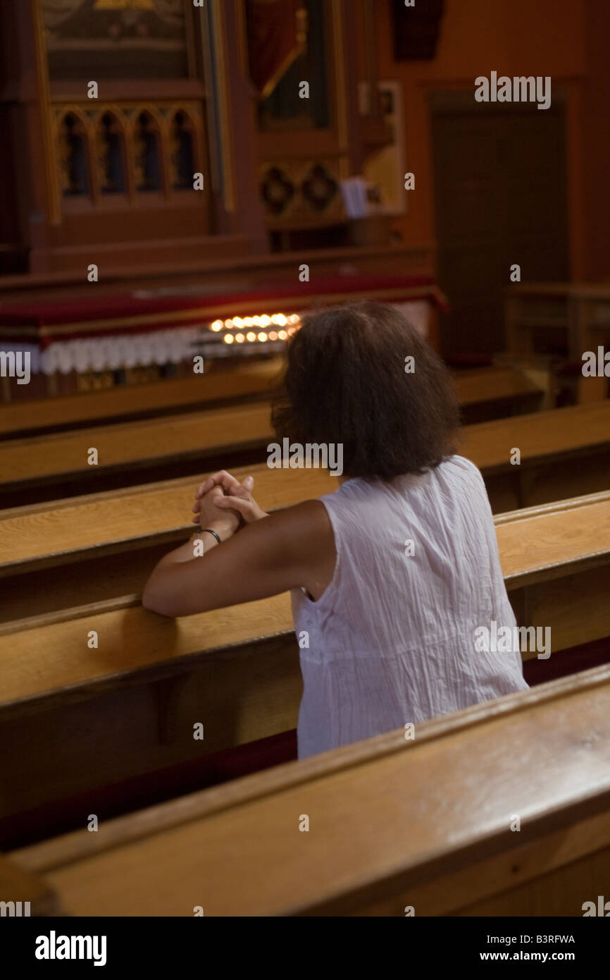 Donna in preghiera la Chiesa cattolica di Zielona Gora in Polonia Foto Stock