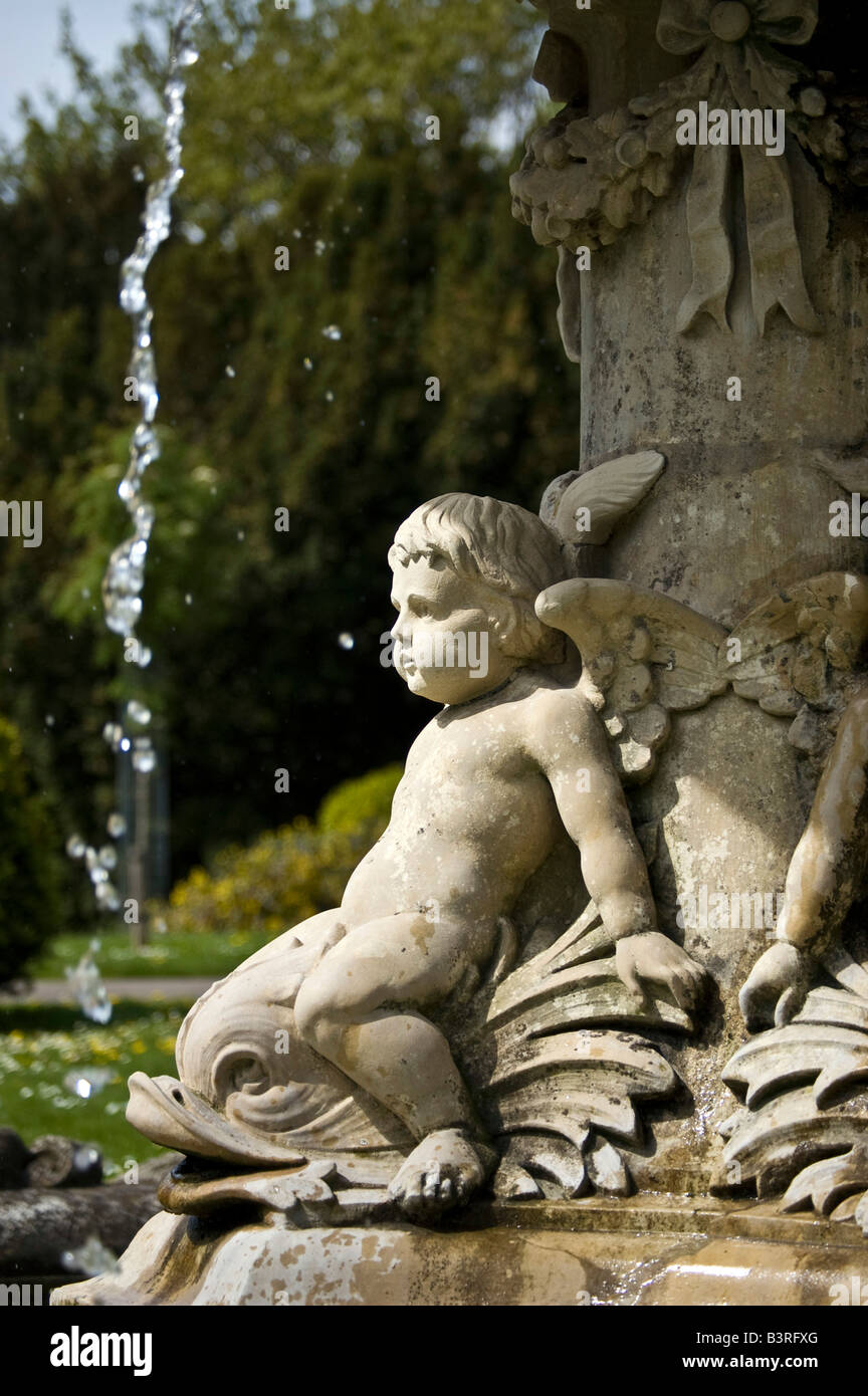 Uno dei cherubini adorare la fontana in Cheltenham s Sandford Park Foto Stock