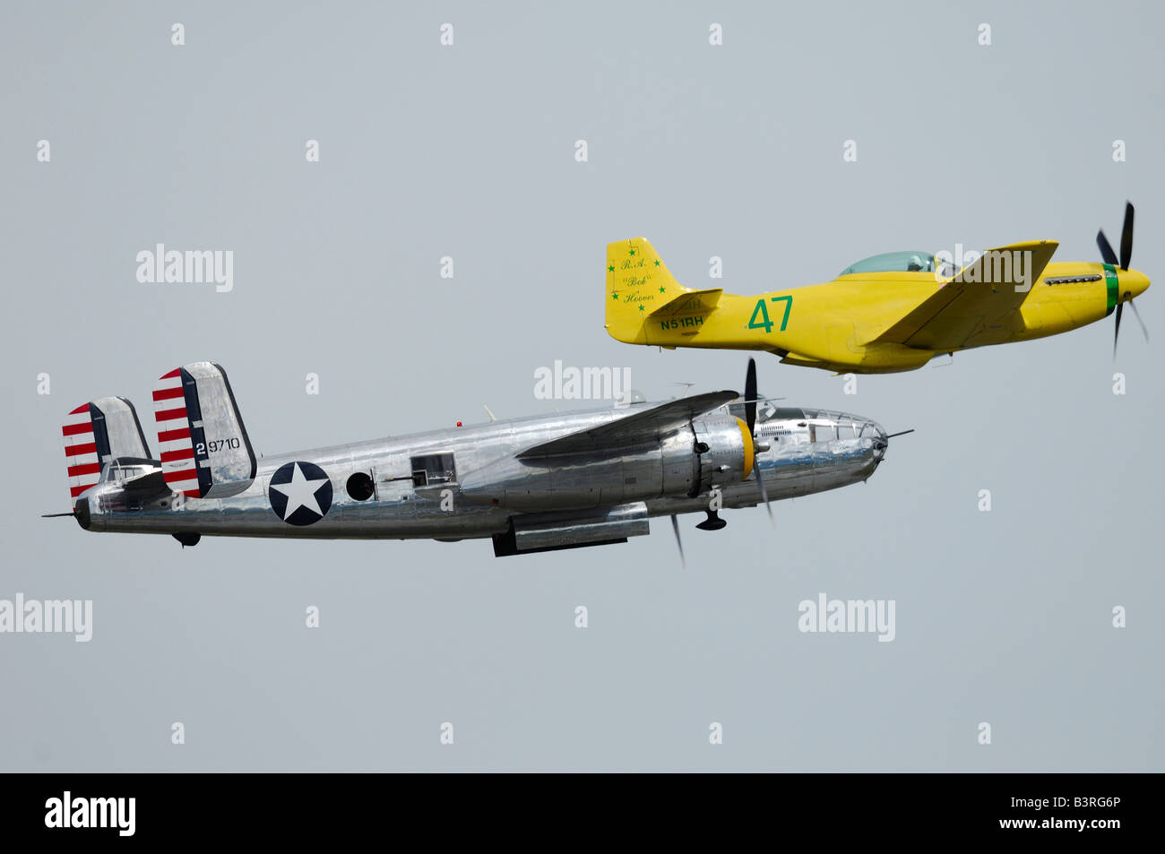Vecchio bombardiere della seconda guerra mondiale il piano North American B-25 J Mitchell e P-51 D Mustang battenti durante un air show, Anchorage, Alaska, Stati Uniti d'America Foto Stock