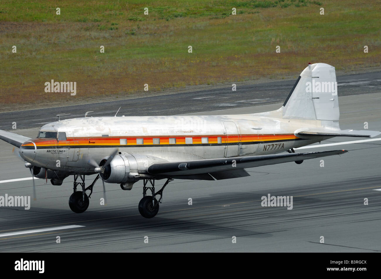Il vecchio aereo Douglas DC-3 Dakota sbarco sulla pista durante l'Artico Thunder airshow 2008 - Anchorage - Alaska - USA Foto Stock