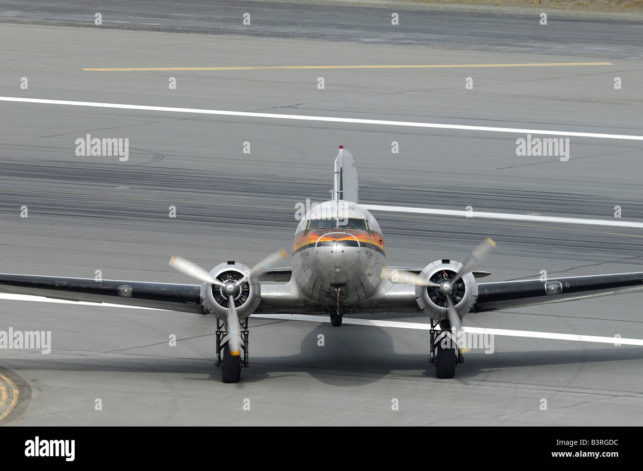 Il vecchio aereo Douglas DC-3 Dakota in esecuzione sulla pista di rullaggio durante l'Artico Thunder airshow 2008 - Anchorage - Alaska - USA Foto Stock