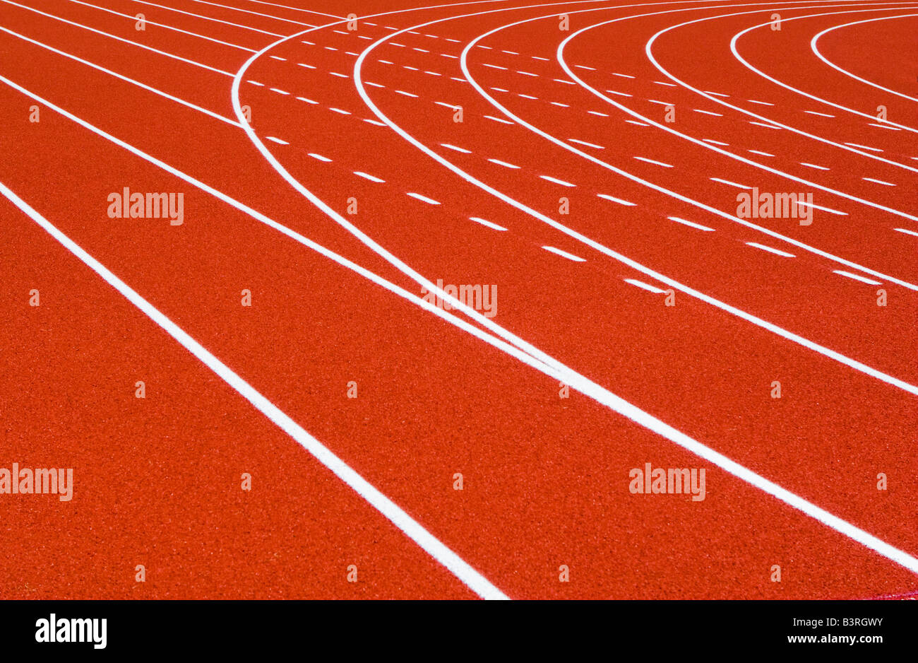 Rosso arancione acceso via con dritto bianco e della curvatura lane lines Foto Stock