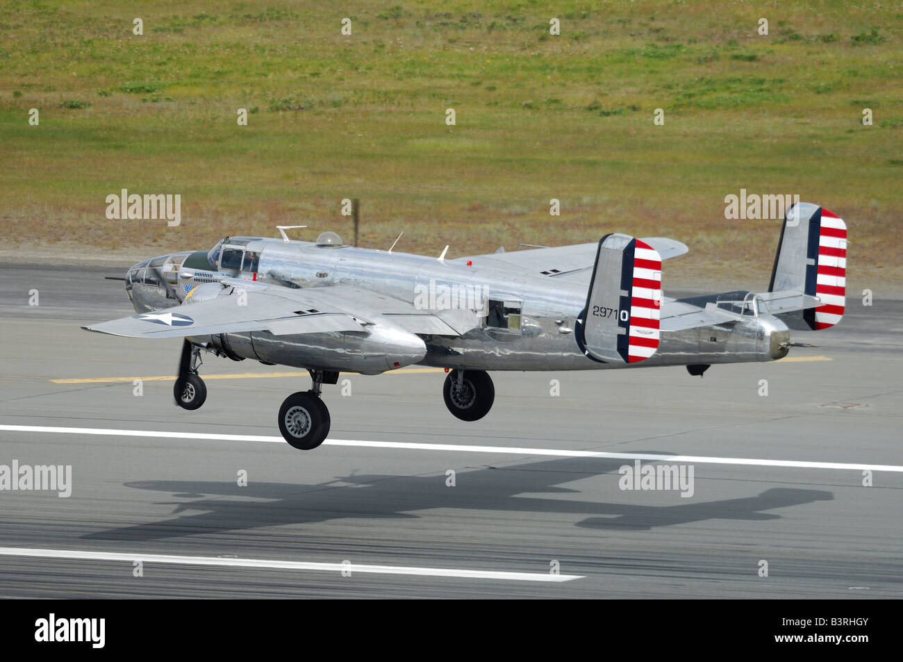 Vecchio bombardiere della seconda guerra mondiale il piano North American B-25 J Mitchell tenuto spento durante un air show, Anchorage, Alaska, Stati Uniti d'America Foto Stock