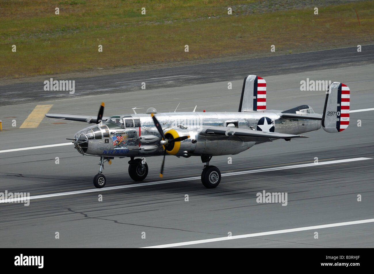 Vecchio bombardiere della seconda guerra mondiale il piano North American B-25 J Mitchell sulla pista durante un air show, Anchorage, Alaska, Stati Uniti d'America Foto Stock