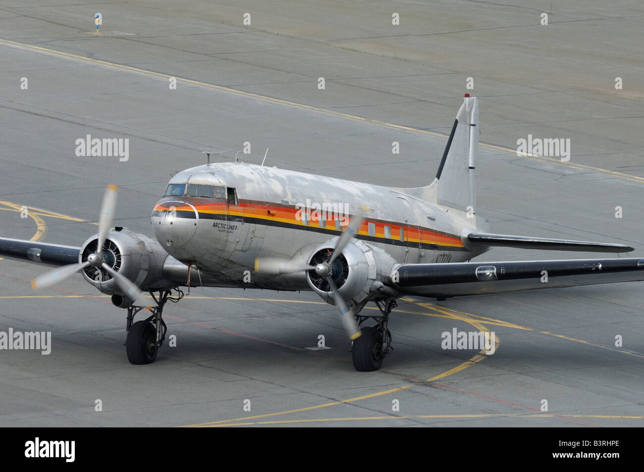 Il vecchio aereo Douglas DC-3 Dakota in esecuzione sulla pista di rullaggio durante l'Artico Thunder airshow 2008 - Anchorage - Alaska - USA Foto Stock