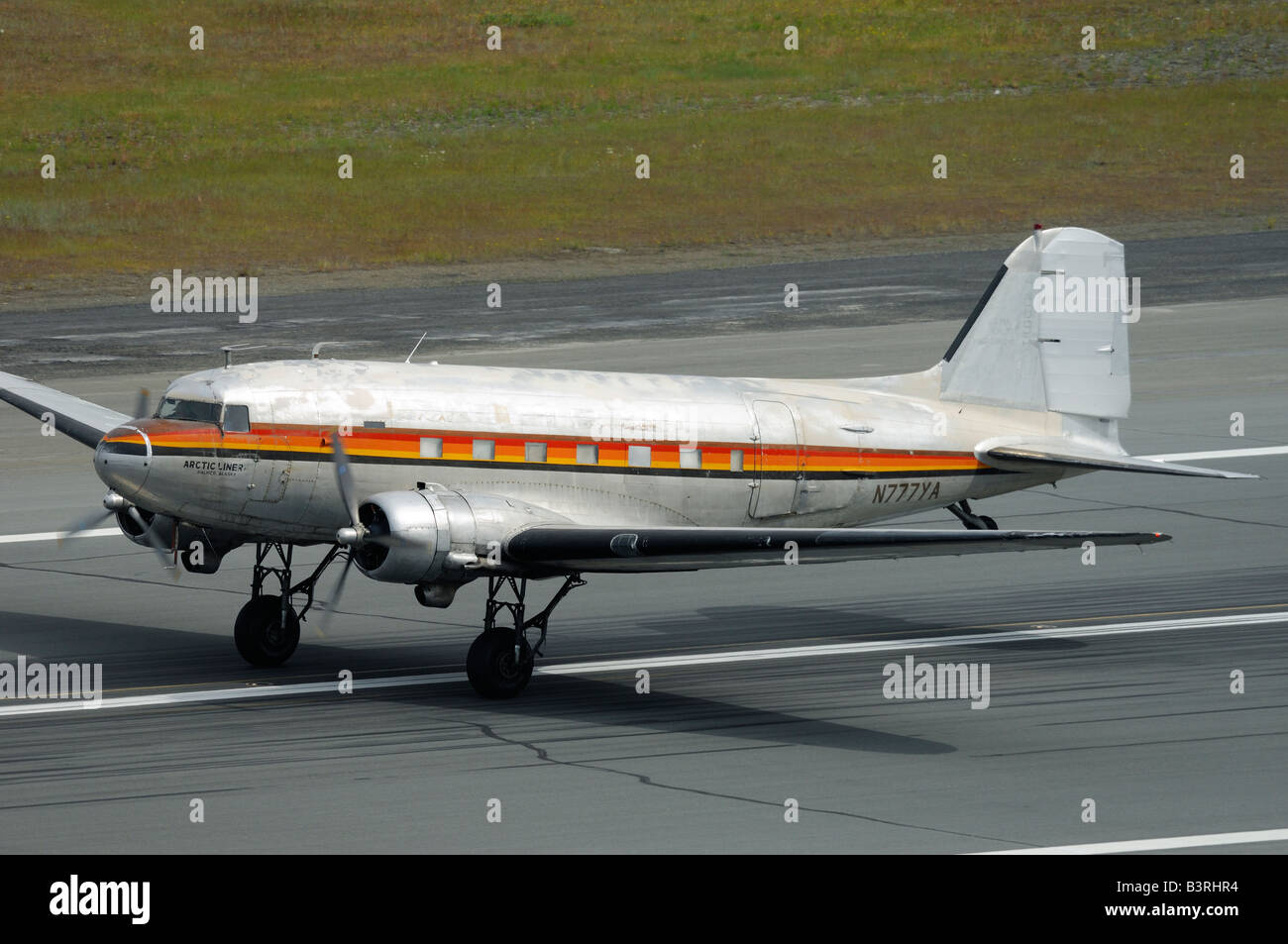 Il vecchio aereo Douglas DC-3 Dakota decollo durante l'Artico Thunder airshow 2008 - Anchorage - Alaska - USA Foto Stock