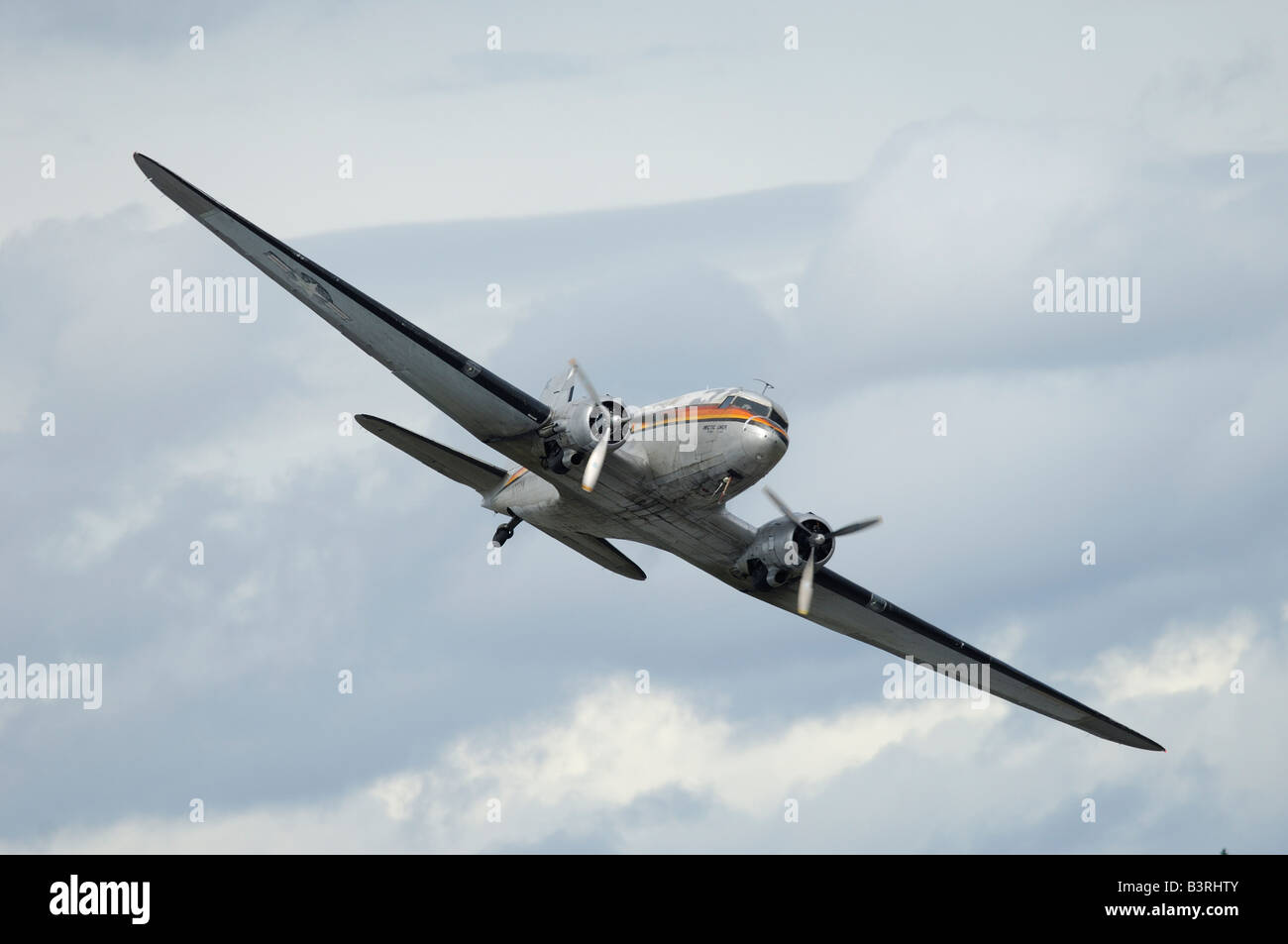 Il vecchio aereo Douglas DC-3 Dakota in volo durante l'Artico Thunder airshow 2008 - Anchorage - Alaska - USA Foto Stock
