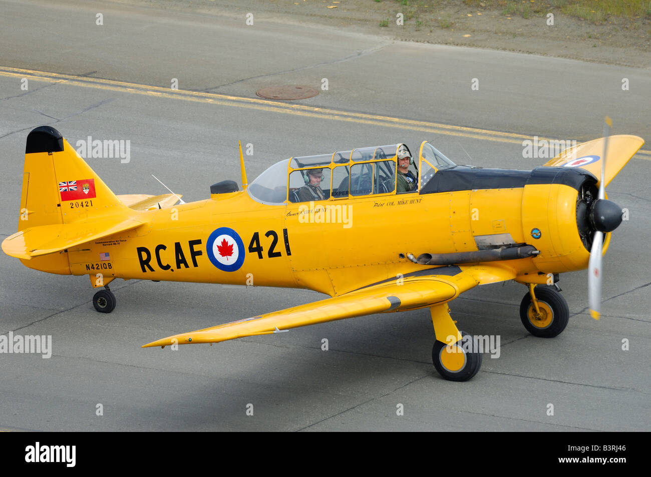 Il vecchio piano trainer North American A-6 texano sulla pista di rullaggio durante una esibizione aerea in Alaska Foto Stock