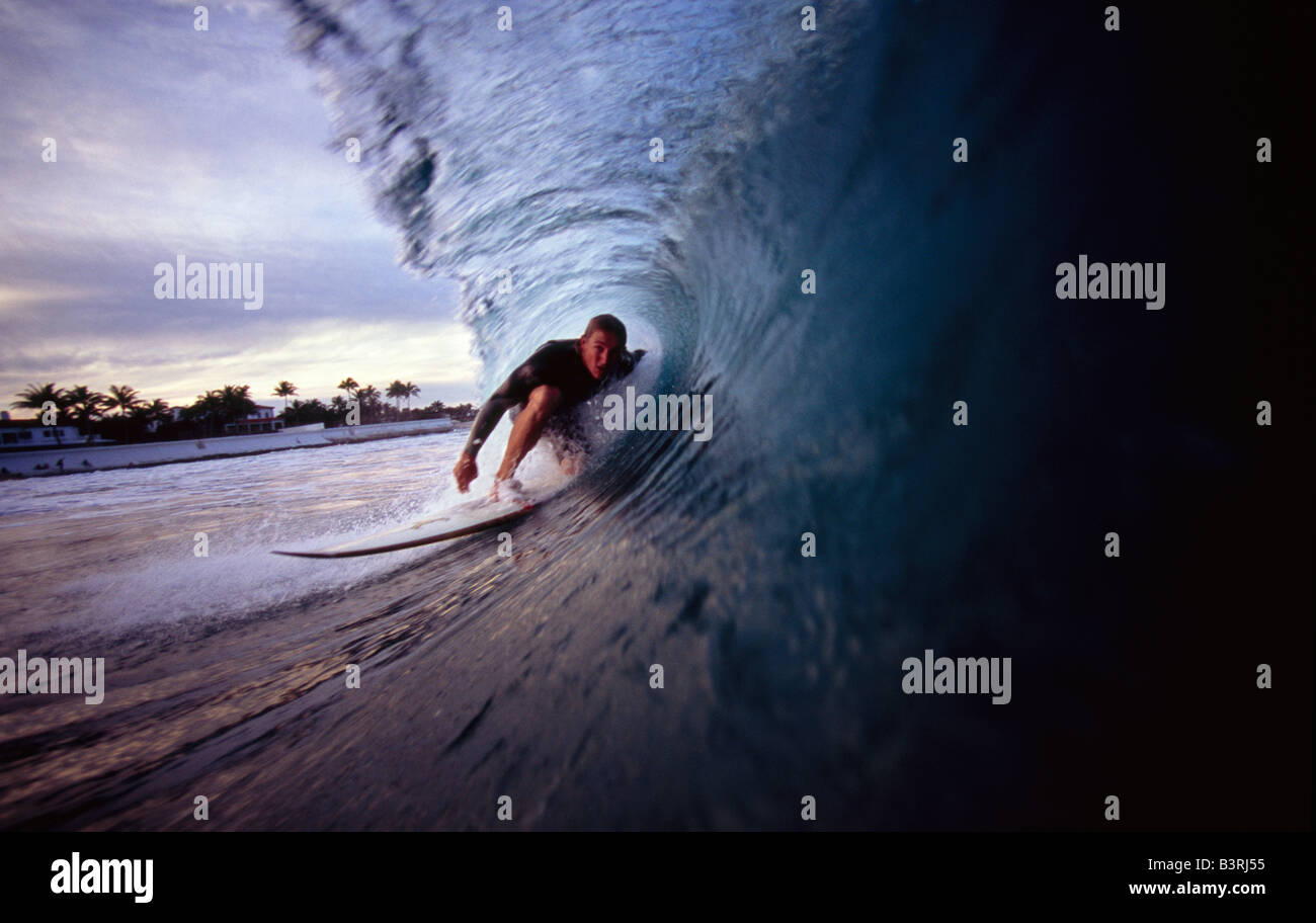Surfer nel tubo di un'onda off Palm Beach Florida Foto Stock