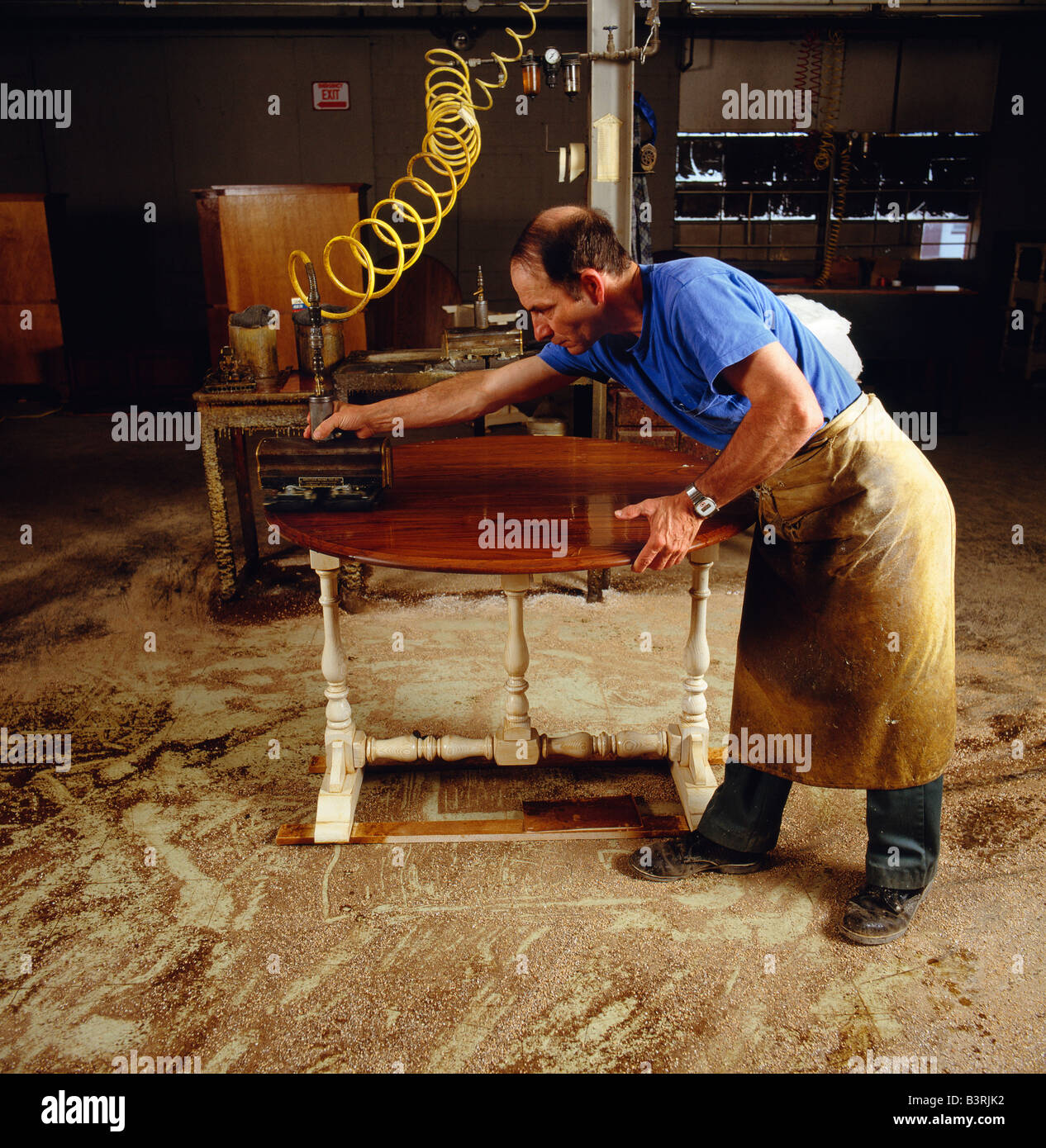 Lavoratore esegue la lucidatura finale di un pezzo di arredamento, PENNSYLVANIA HOUSE azienda arredamento, Lewisburg, Pennsylvania, Stati Uniti d'America Foto Stock