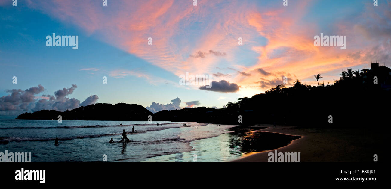 Tramonto sulla spiaggia di Playa La Ropa a Zihuatanejo Messico Foto Stock
