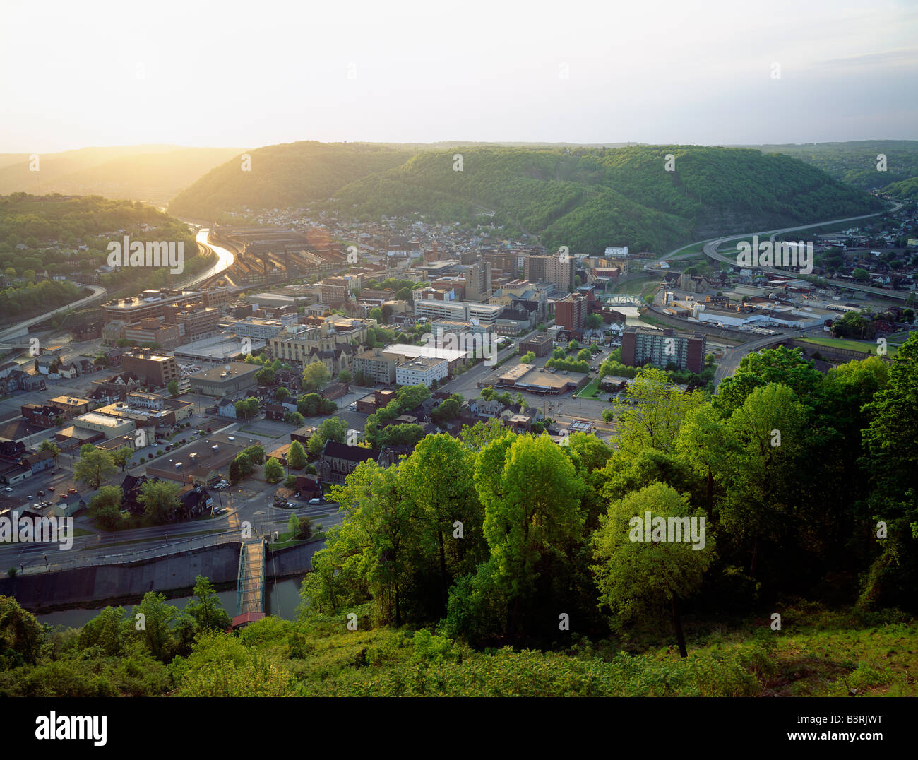 SUNRISE Vista aerea della valle e della città di JOHNSTOWN, Pennsylvania, è il sito di un alluvione 1889 Foto Stock