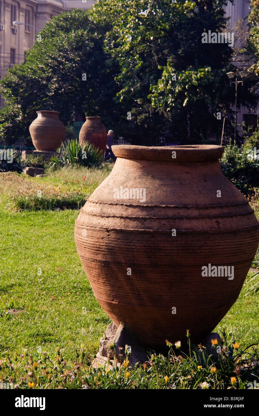 Bucarest Romania 2008 Display di grandi urne di ceramica in giardino Cismigiu Foto Stock