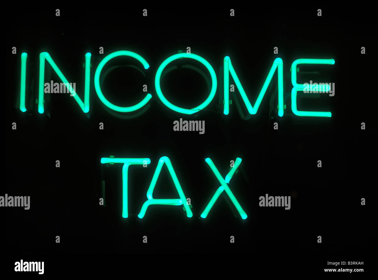Neon di imposta sul reddito segno Foto Stock