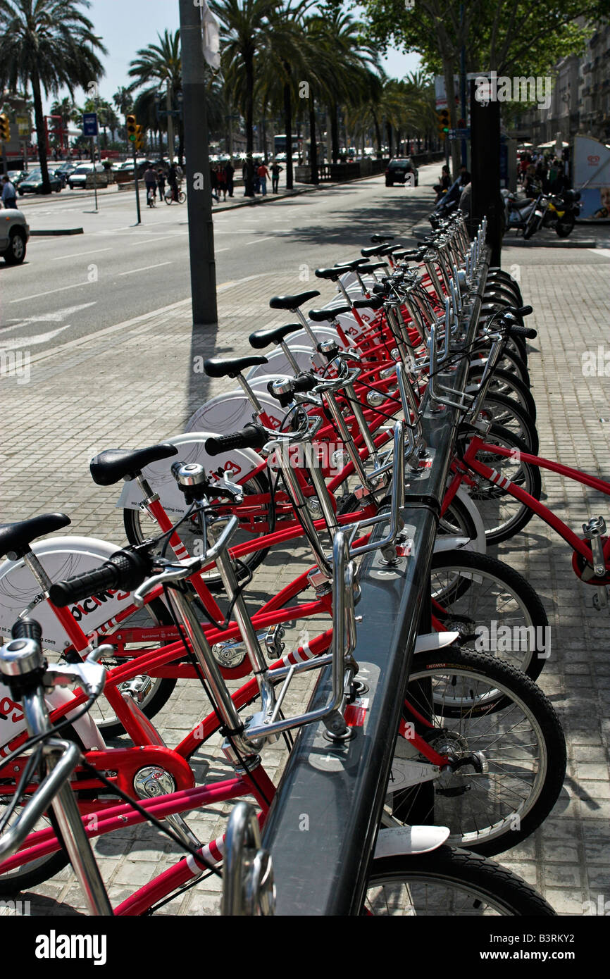 Noleggio bici si erge cucciolata Barcellona le strade nella speranza di alleviare i problemi di traffico. Foto Stock
