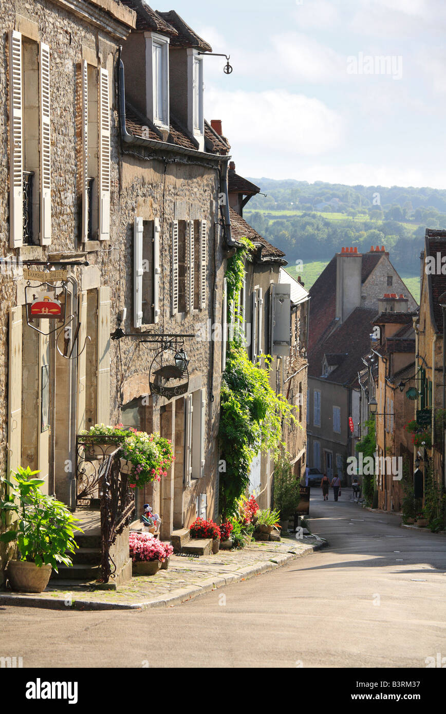 Borgo medievale di Vezelay nel Morvan Parco Regionale, Borgogna, Francia. Un sito Patrimonio Mondiale dell'UNESCO. Foto Stock