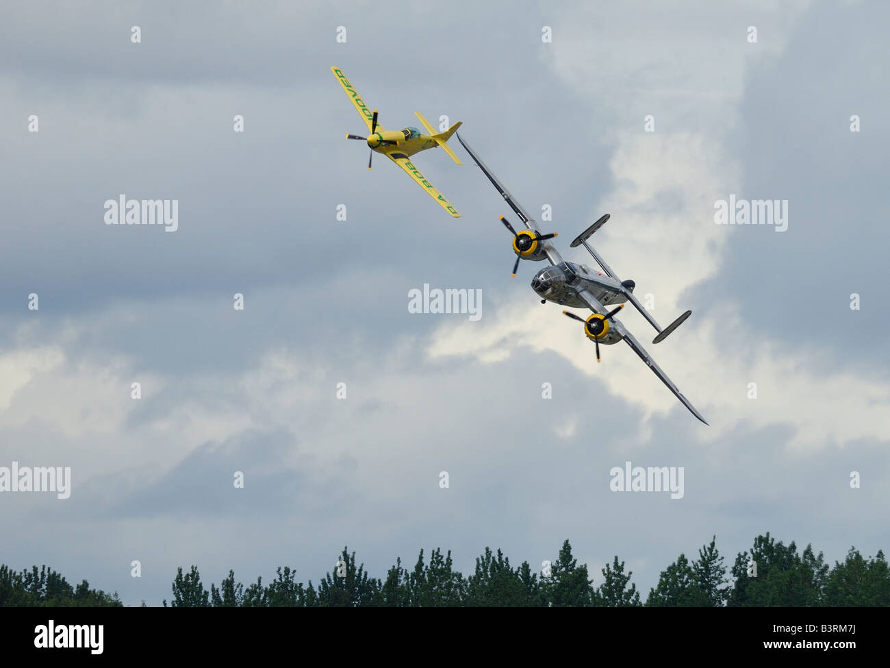 Vecchio bombardiere della seconda guerra mondiale il piano North American B-25 J Mitchell e P-51 D Mustang battenti durante un air show, Anchorage, Alaska, Stati Uniti d'America Foto Stock