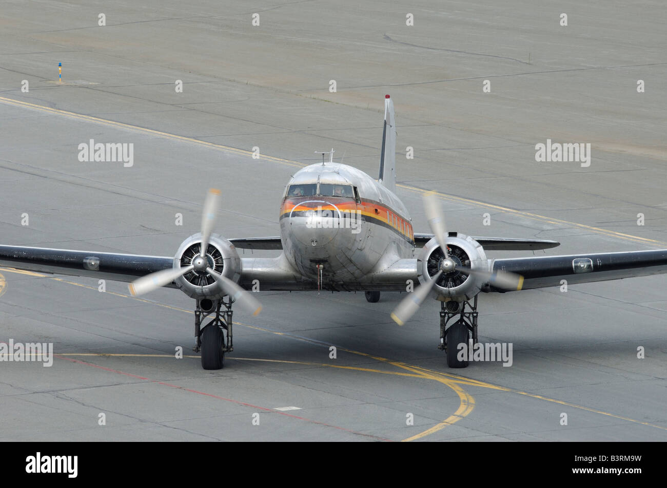 Il vecchio aereo Douglas DC-3 Dakota in esecuzione sulla pista di rullaggio durante l'Artico Thunder airshow 2008 - Anchorage - Alaska - USA Foto Stock