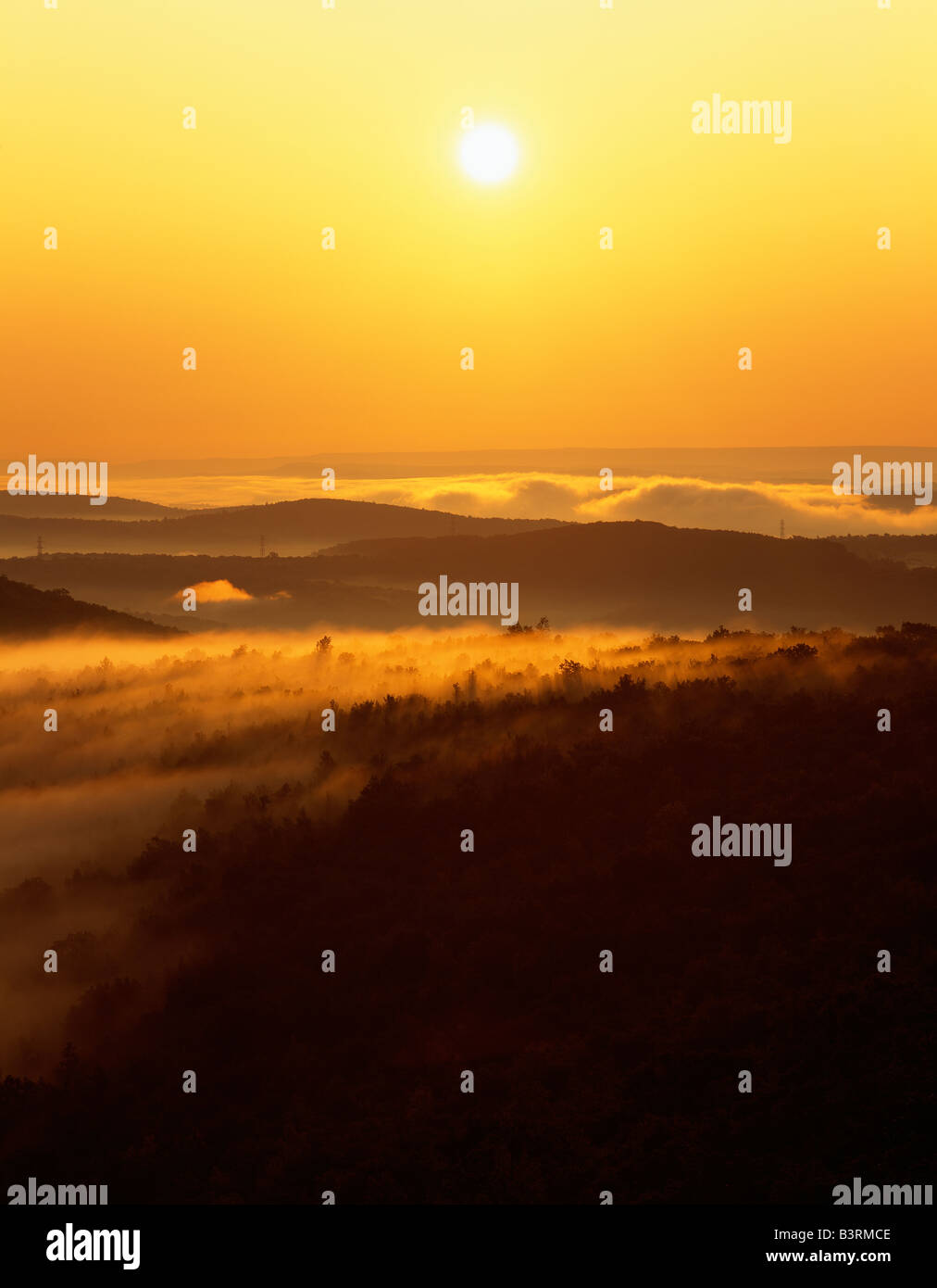 MISTY FOGGY SUNRISE VISTA DA FLAGSTAFF montagna sopra il paese di Jim Thorpe & LEHIGH RIVER, Pennsylvania, Stati Uniti d'America Foto Stock