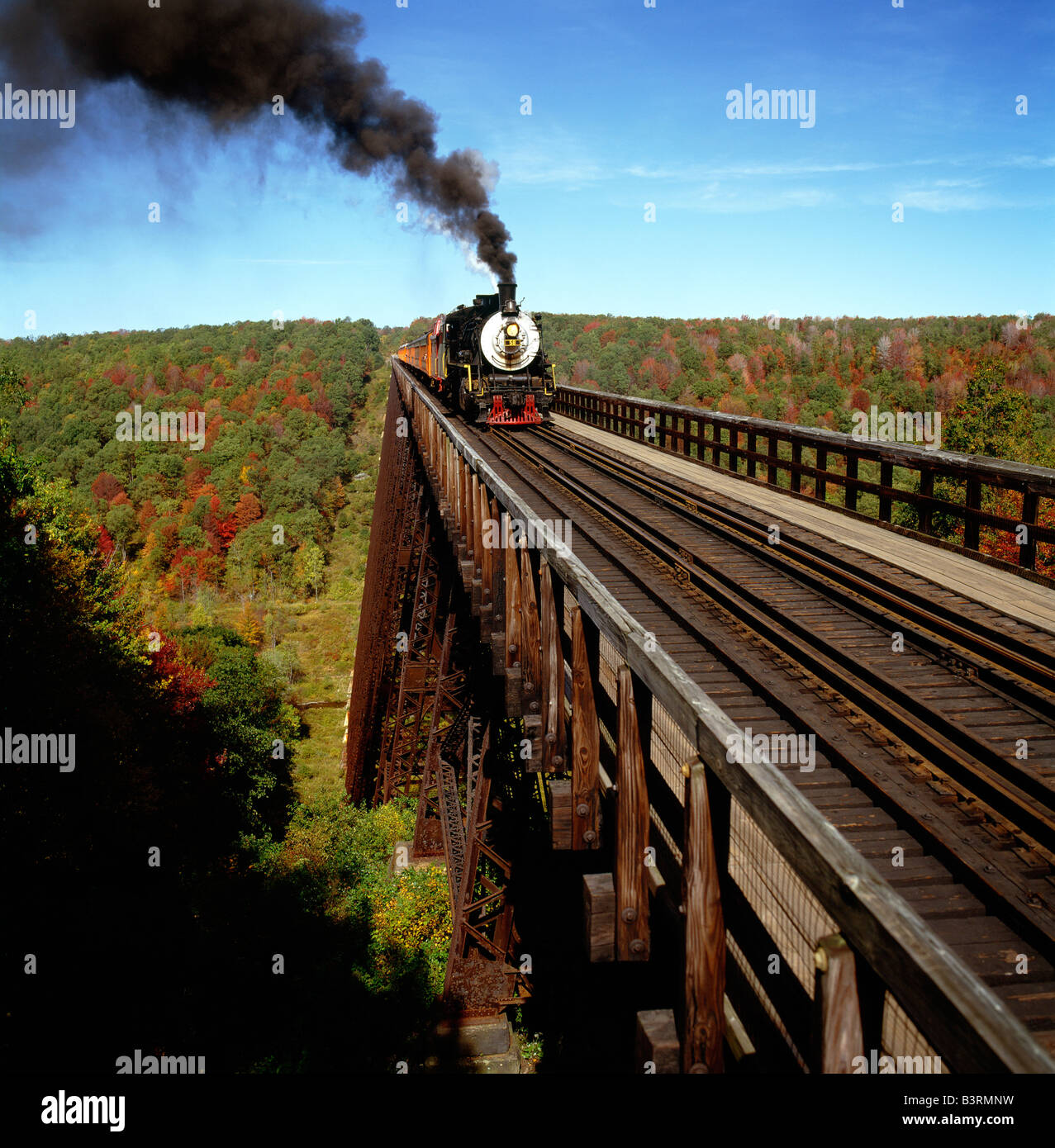 Escursione locomotiva a vapore e il treno attraversa il viadotto Kinzua, Ponte Kinzua parco dello stato Foto Stock