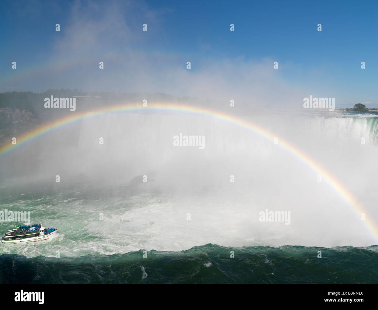 Canada,Ontario,Niagara Falls,la Domestica della Foschia tour barca si avvicina il canadese cade con un arcobaleno Foto Stock