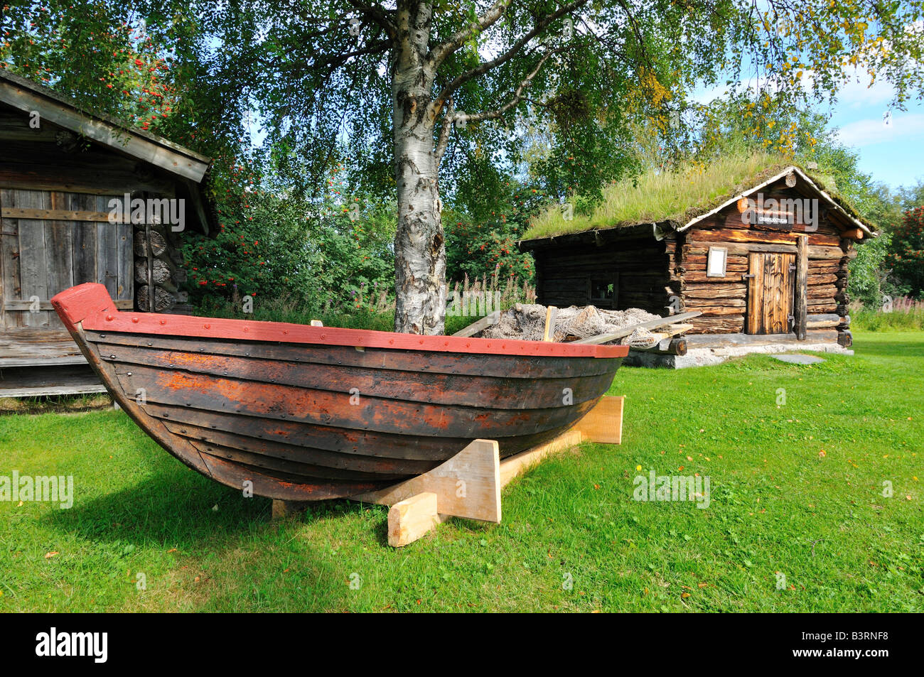 Case tradizionali con barca, Hede Museo di Storia Locale, Härjedalen, Svezia Foto Stock