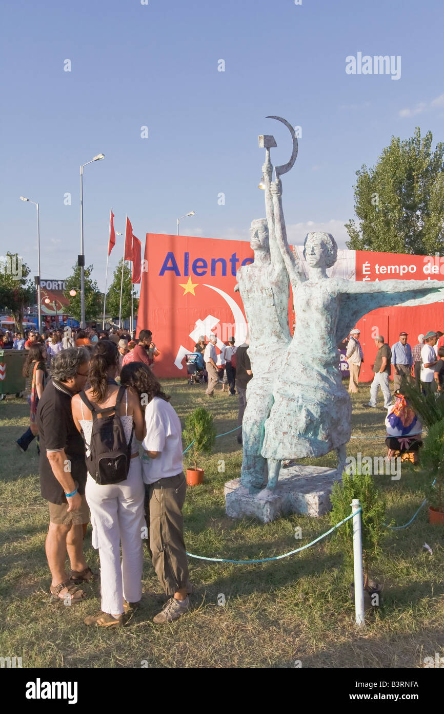 Replica del famoso lavoratore e Kolkhoz donna statua in Festa do Avante. Si prega di fare riferimento alla descrizione campo per maggiori informazioni Foto Stock