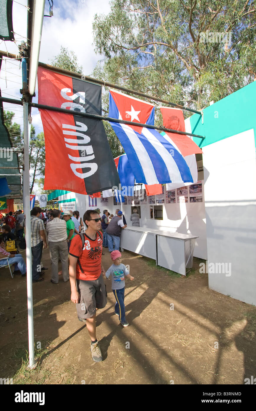 Stand cubano nella città internazionale in Festa do Avante. Si prega di fare riferimento alla descrizione campo per maggiori informazioni Foto Stock