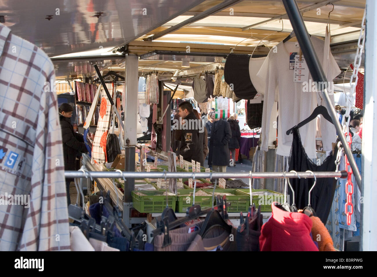 Un mattino luminoso al mercato Midi, uno dei più grandi d'Europa mercati all'aperto che si tiene ogni domenica vicino alla Gare du Midi di Bruxelles Belgio Foto Stock