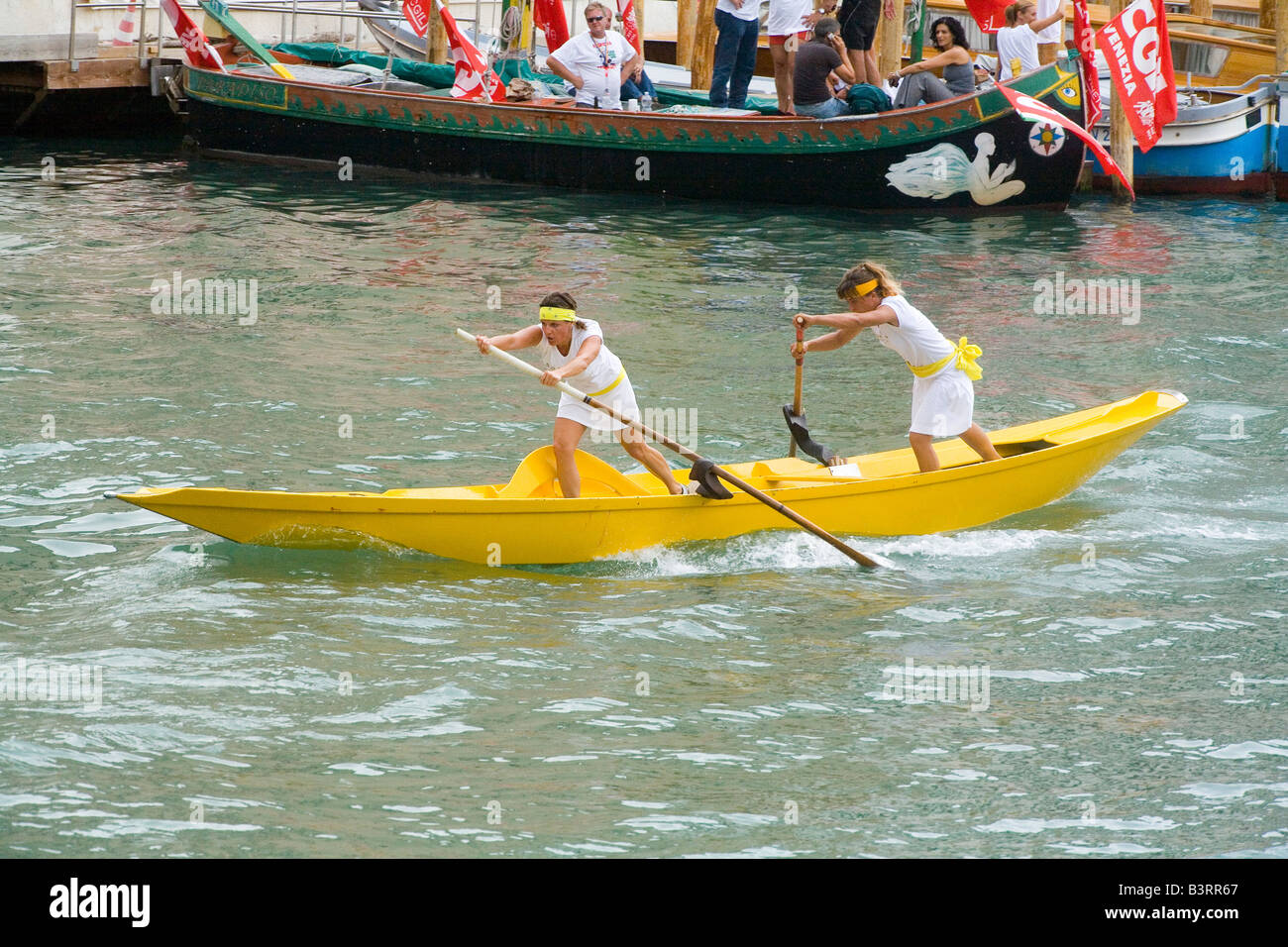 Donna due gare in barca lungo il Canal Grande a Venezia per la Regata Storica che ha luogo ogni settembre Foto Stock