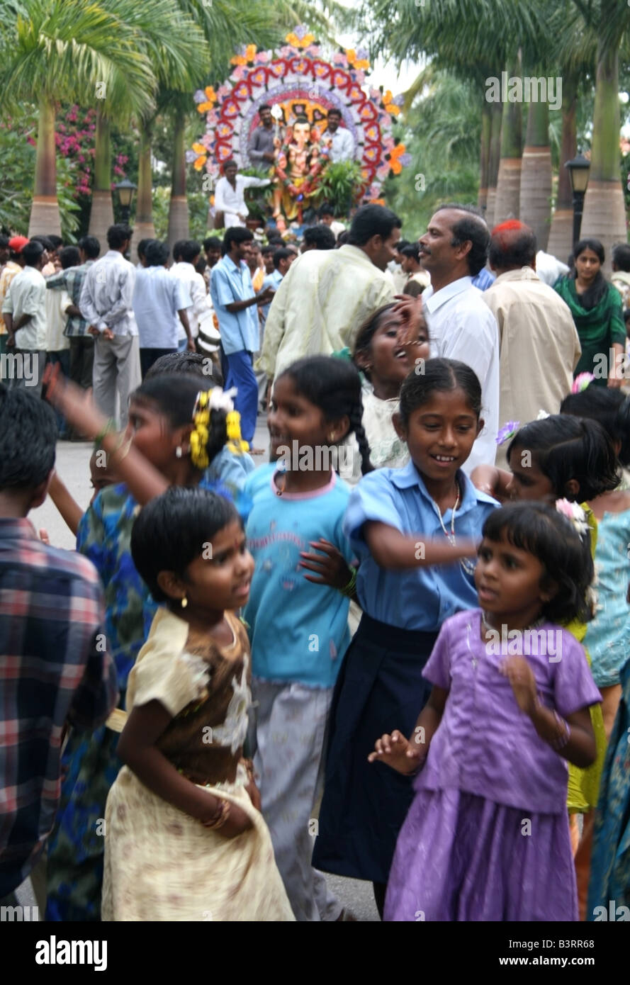 I bambini ballare e festeggiare davanti ad una statua Ganesh e processione Ganesha Chaturthi o Ganesh festival del sud dell India Foto Stock