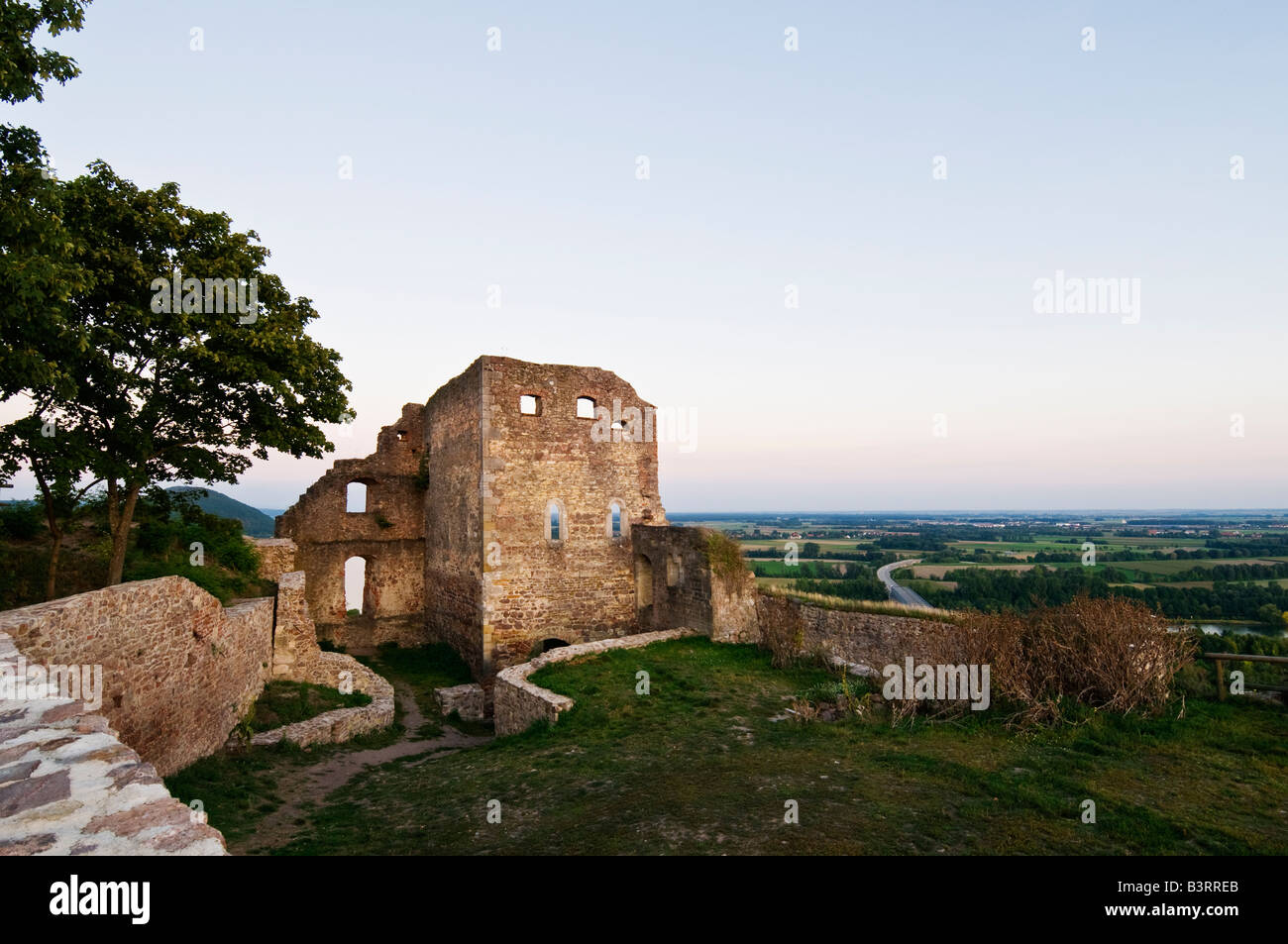 Rovina del castello di Donaustauf con vista sulla campagna bavarese, Donaustauf, Oberpfalz, Germania Foto Stock