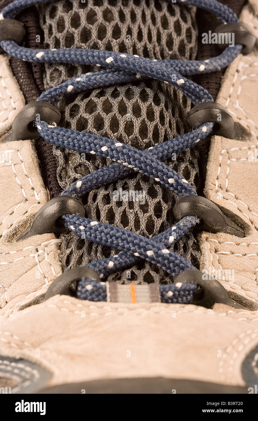 Abbigliamento Scarpe da trekking o scarpe isolate su uno sfondo bianco realizzato in pelle e membrana impermeabile e traspirante Foto Stock