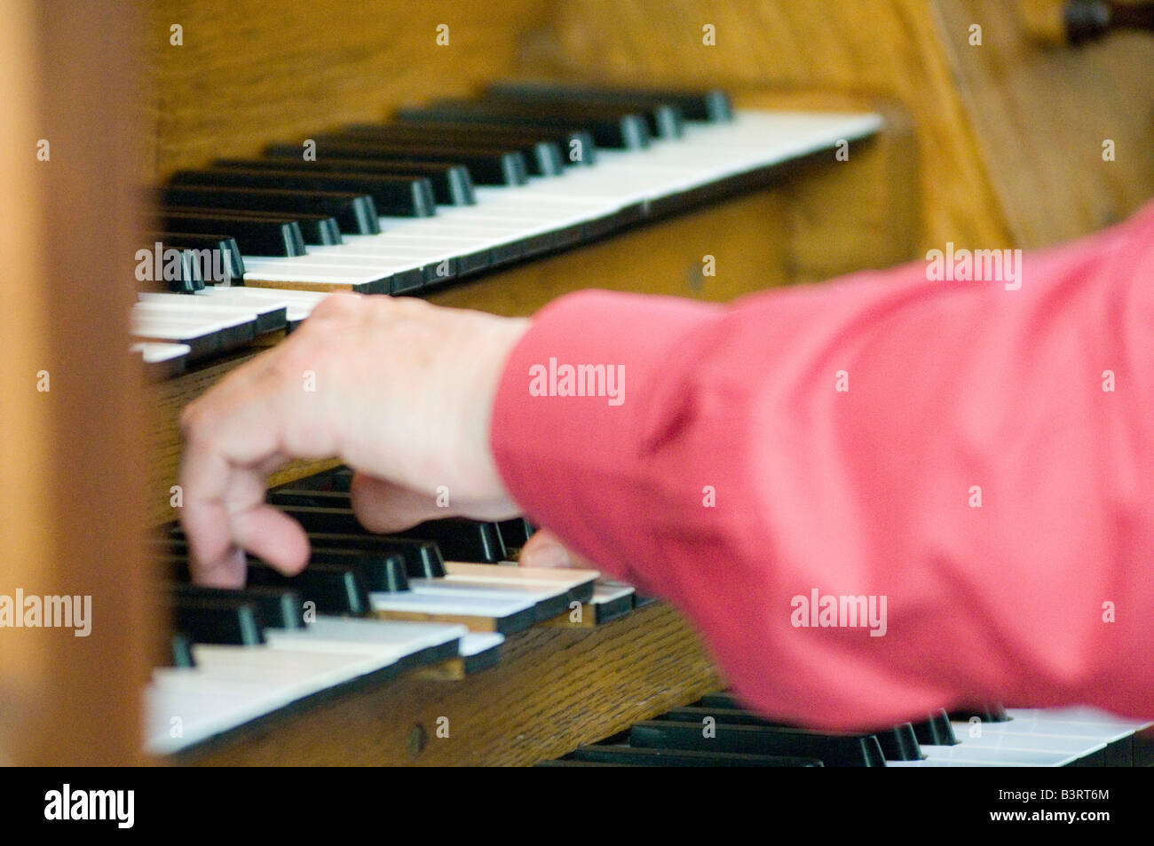 Organo da chiesa organista della riproduzione di musica giocando uomo religione chiavi di servizio religioso inno inni adorare Dio adorare marcia nuziale Foto Stock