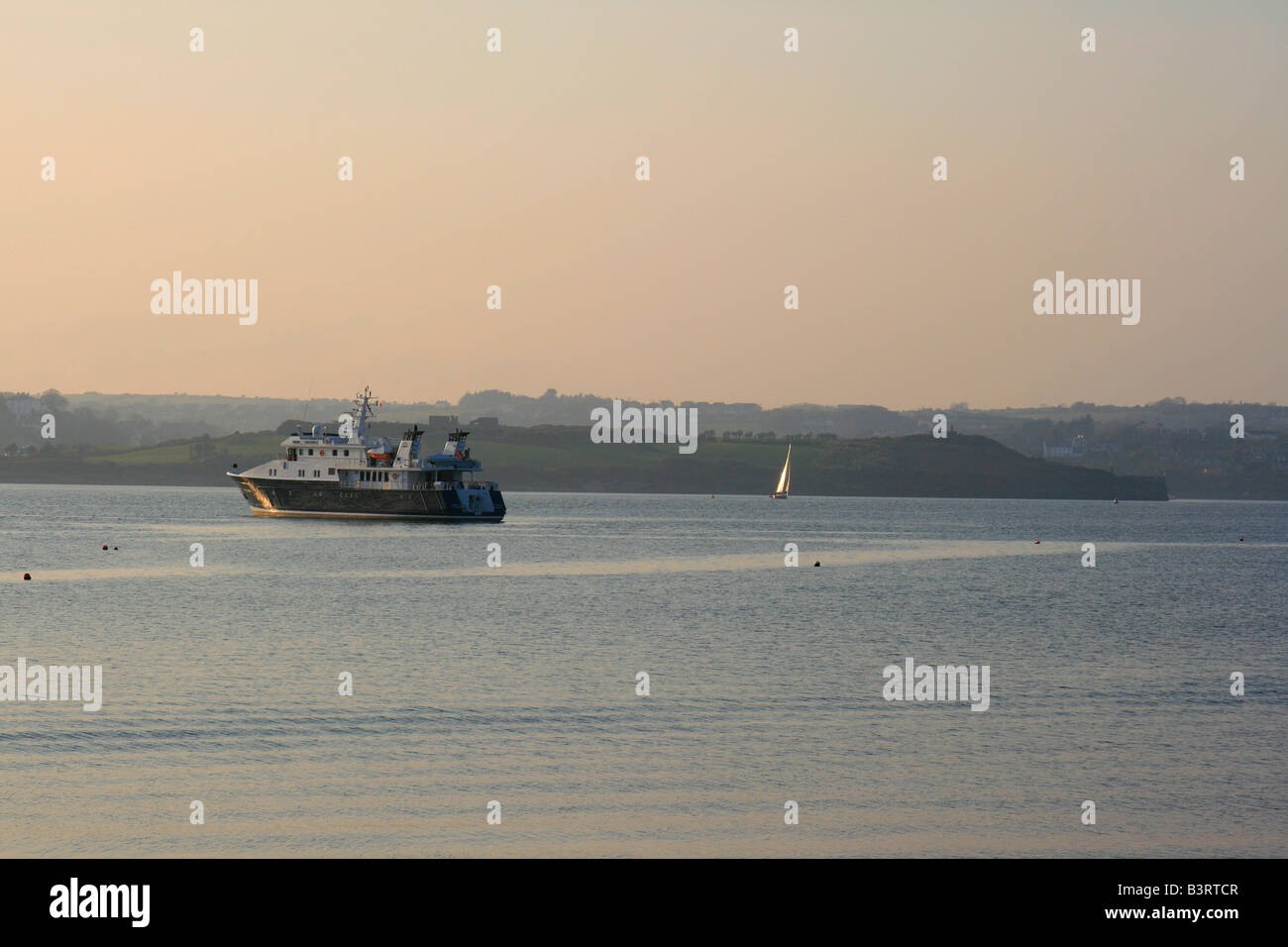 Barca a vela a Kinsale Harbour con James Fort in background, Kinsale, Cork, Irlanda Foto Stock