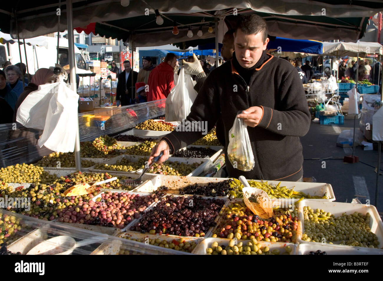 Un mattino luminoso al mercato Midi, uno dei più grandi d'Europa mercati all'aperto che si tiene ogni domenica vicino alla Gare du Midi di Bruxelles Belgio Foto Stock