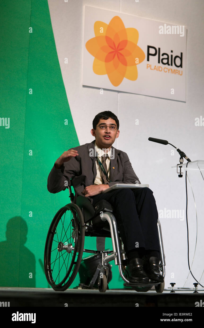 RHYDIAN JAMES in carrozzella rivolgendosi al Plaid Cymru welsh partito politico conferenza annuale Aberystwyth Wales UK Foto Stock